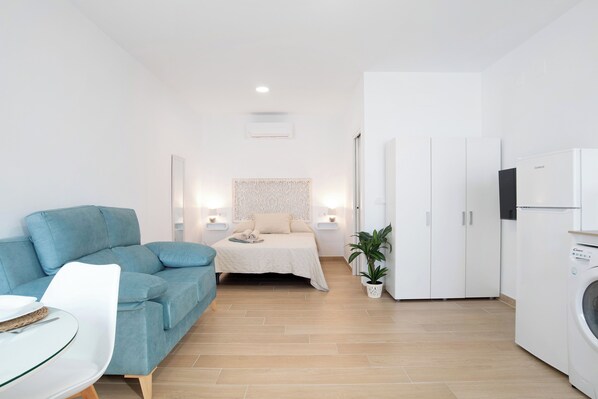 Interior - Studio Apartment 'Apartamentos Maria' with Wi-Fi and Air Conditioning (Vejer de la Frontera)