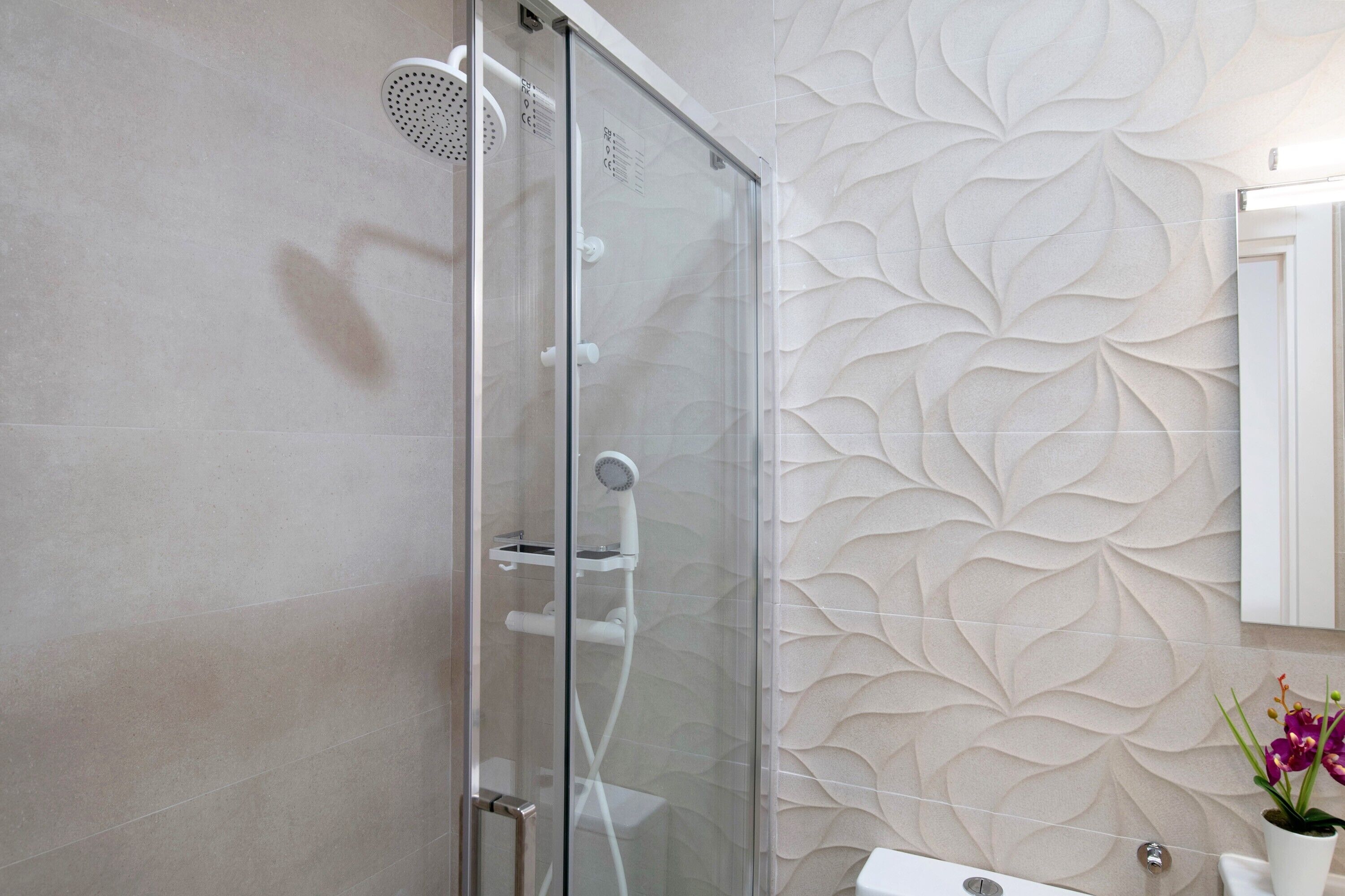 Een douche, een haardroger, handdoeken