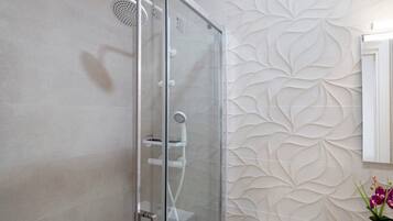 Een douche, een haardroger, handdoeken