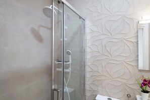 Chuveiro, secador de cabelo, toalhas de banho 