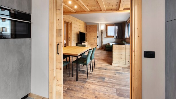 Un interior de madera con comedor, cocina y sala de estar.