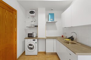 Fridge, microwave, stovetop, coffee/tea maker - Holiday Apartment '1B Ren Coqueto Apartamento' with Wi-Fi (Vecindario)