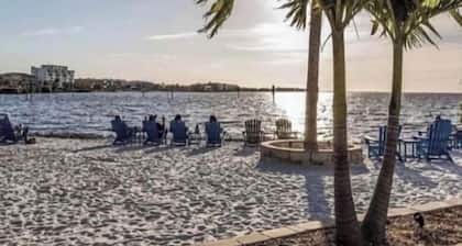 SUPERB! LOCATION! 1 BLOCK 2 FISH VILLE MODERN HOME-HEATED SALT POOL-SPA-E BIKES