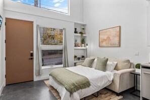 2 bedrooms, desk, free WiFi, bed sheets - Rooftop Space Needle Views - Seattle Townhome (Seattle)