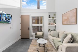 Smart TV, offices - Rooftop Space Needle Views - Seattle Townhome (Seattle)