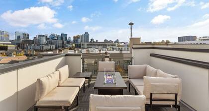 Rooftop Space Needle Views - Seattle Townhome