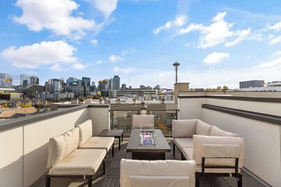 Rooftop Space Needle Views - Seattle Townhome