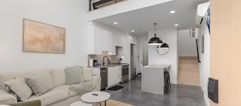 Rooftop Space Needle Views - Seattle Townhome