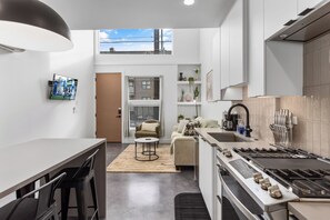 Fridge, microwave, oven, stovetop - Rooftop Space Needle Views - Seattle Townhome (Seattle)