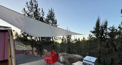 Solar powered little cabin. Private deck and remote setting; minutes from town.