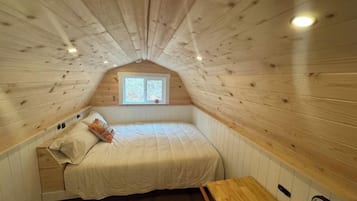 1 quarto, escrivaninha, roupa de cama