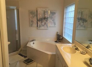 Sèche-cheveux, serviettes fournies, papier toilette