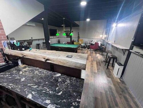 Bar, pool table, dart board and 2 bedrooms, what else do you need?