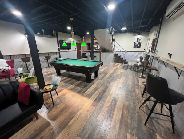 Games room - Bar, pool table, dart board and 2 bedrooms, what else do you need? (Redmond)