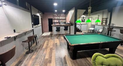 Bar, pool table, dart board and 2 bedrooms, what else do you need?