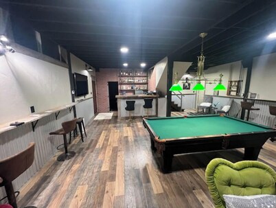 Bar, pool table, dart board and 2 bedrooms, what else do you need?