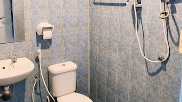 Een badkamer met een wastafel, toilet en douche.