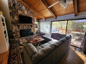 Living area - New Cozy 3-Bed Cabin in Oakhurst! AC, Arcade games, Pet-Friendly, Near Yosemite! (Oakhurst)