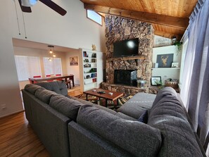 Living area - New Cozy 3-Bed Cabin in Oakhurst! AC, Arcade games, Pet-Friendly, Near Yosemite! (Oakhurst)