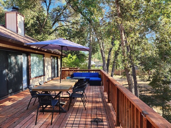 Outdoor dining - New Cozy 3-Bed Cabin in Oakhurst! AC, Arcade games, Pet-Friendly, Near Yosemite! (Oakhurst)