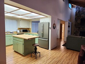 Interior - New Cozy 3-Bed Cabin in Oakhurst! AC, Arcade games, Pet-Friendly, Near Yosemite! (Oakhurst)