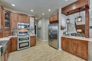 Microwave, oven, stovetop, dishwasher - Pine Haven: Hot Tub, Games, Gym, Family Friendly (Flagstaff)