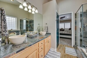Een douche, een bubbelbad, handdoeken, zeep