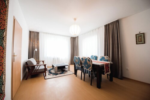 Rich Oasis Near Shangri La Hotel