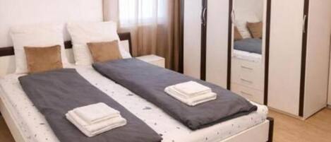 3 slaapkamers, een strijkplank/strijkijzer, gratis wifi, beddengoed