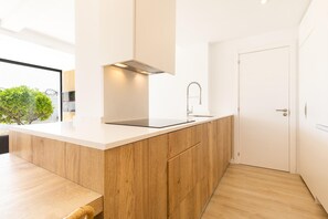 Mikrowelle, Ofen, Geschirrspüler, Wasserkocher mit Kaffee-/Teezubehör