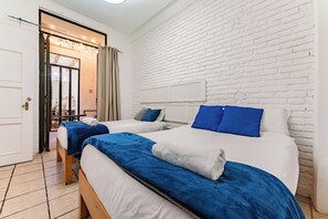 6 bedrooms, iron/ironing board, WiFi, bed sheets - Spacious Home in the Heart of Condesa (Ciudad de México)