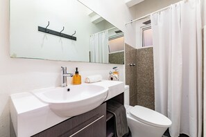 Serviettes fournies, savon, papier toilette