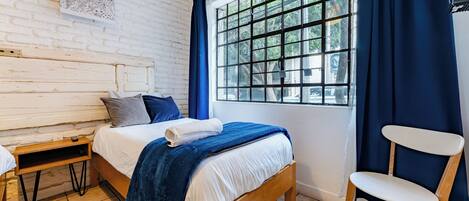 6 bedrooms, iron/ironing board, WiFi, bed sheets
