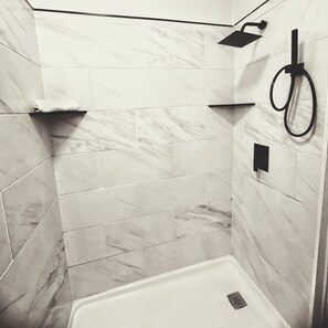 Dusche, Haartrockner, Handtücher, Seife