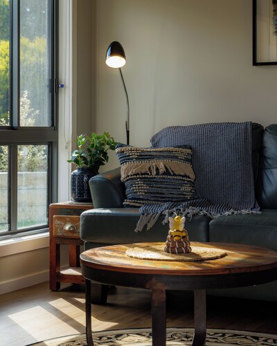 Luxury retreat overlooking Mt Panorama and Bathurst semi-rural surrounds,