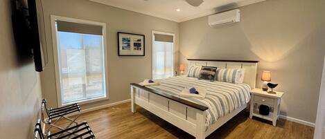 1 quarto, ferros/tábuas de passar roupa, berço de viagem