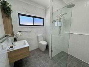 Shower, eco-friendly toiletries, hair dryer, towels - Luxury retreat overlooking Mt Panorama and Bathurst semi-rural surrounds, (Bathurst)
