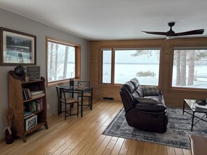 Smart TV, fireplace, books - Boulder Lake Cottage (Duluth)