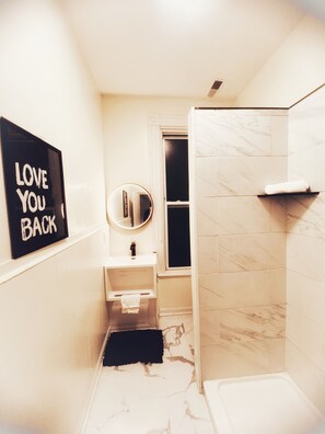 淋浴设施、吹风机、毛巾、肥皂