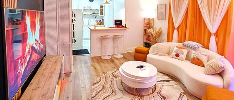 Smart-TV, peis, bordtennis og bøker