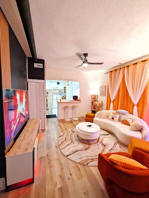 智能电视、壁炉、乒乓球、书