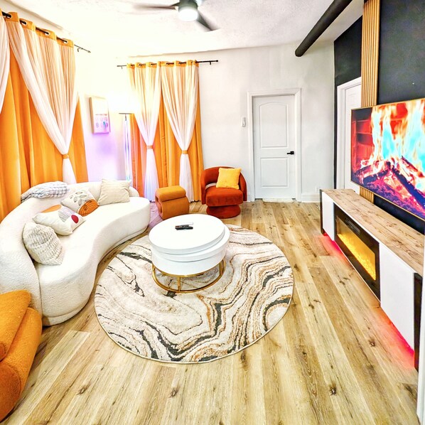 智能电视、壁炉、乒乓球、书