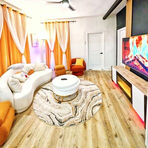 Smart TV, fireplace, ping pong, books