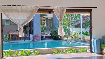 Hồ bơi ngoài trời