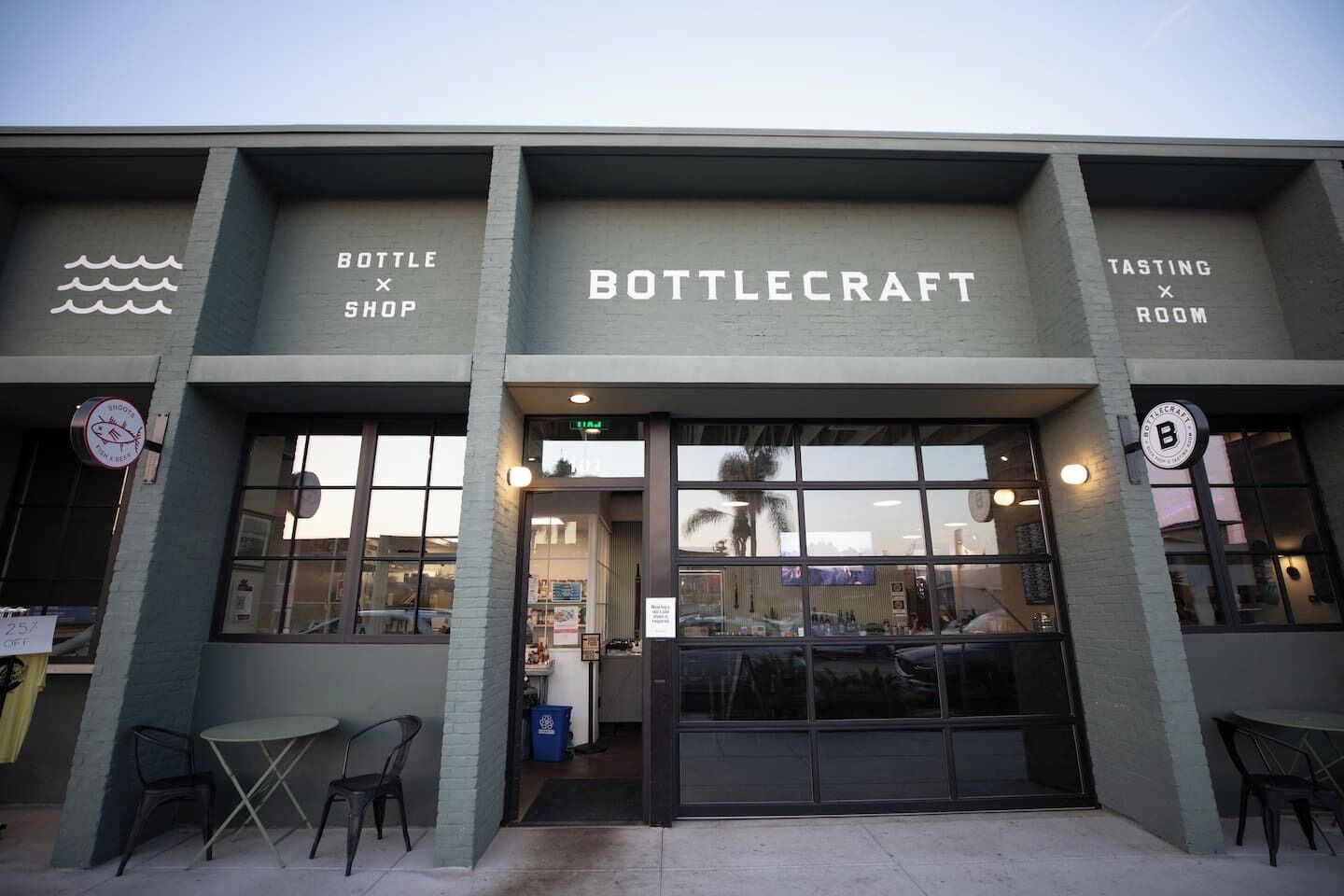 Un bâtiment dont la devanture porte l’inscription « BOTTLECRAFT » et qui affiche une pancarte indiquant « SALLE DE DÉGUSTATION ».