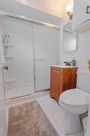 淋浴设施、吹风机、毛巾、肥皂