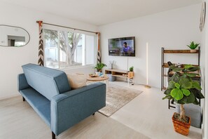 Living area - King Suite - Cozy Home Steps To Beach, Close to Restaurants, Shops & Pier (Oceanside)