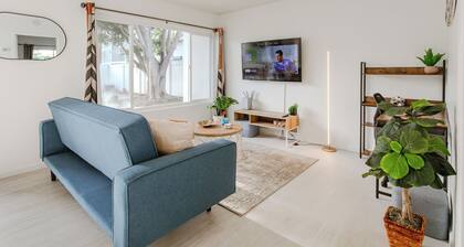 King Suite - Cozy Home Steps To Beach, Close to Restaurants, Shops & Pier