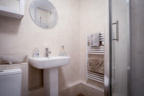 Shower - Harbour Hideaway - 1 Bedroom Apartment - Saundersfoot (Saundersfoot)