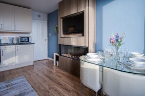 Dining - Harbour Hideaway - 1 Bedroom Apartment - Saundersfoot (Saundersfoot)